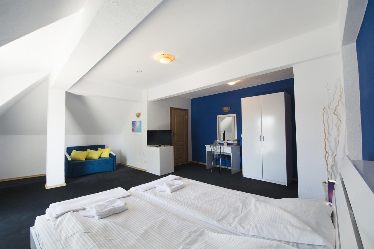 Family Hotel Four Seasons Zarewo Exterior foto